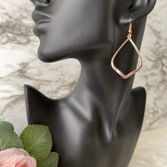 🚫🚫🌸Light Rose Gold Hollow Pear Shaped Earrings🌸 - Picture 2 of 5
